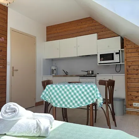 Charmante Studette Au Calme Avec Terrasse Et Parking Auguaise