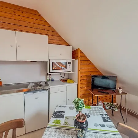 Charmante Studette Au Calme Avec Terrasse Et Parking Ferienhaus Auguaise