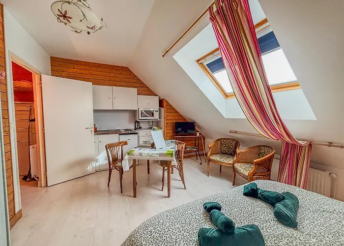 Charmante Studette Au Calme Avec Terrasse Et Parking * Auguaise