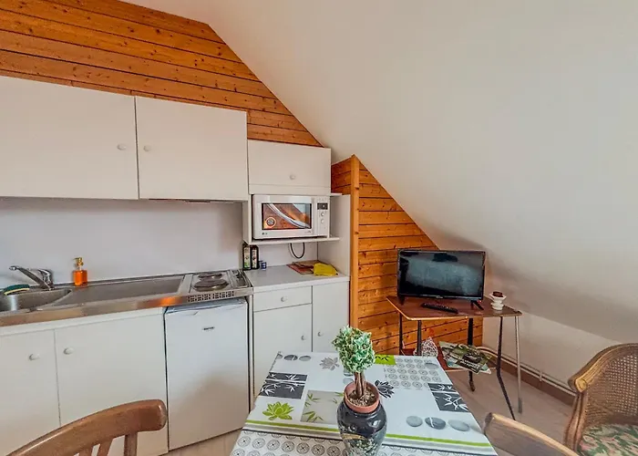 Charmante Studette Au Calme Avec Terrasse Et Parking Semesterbostad Auguaise